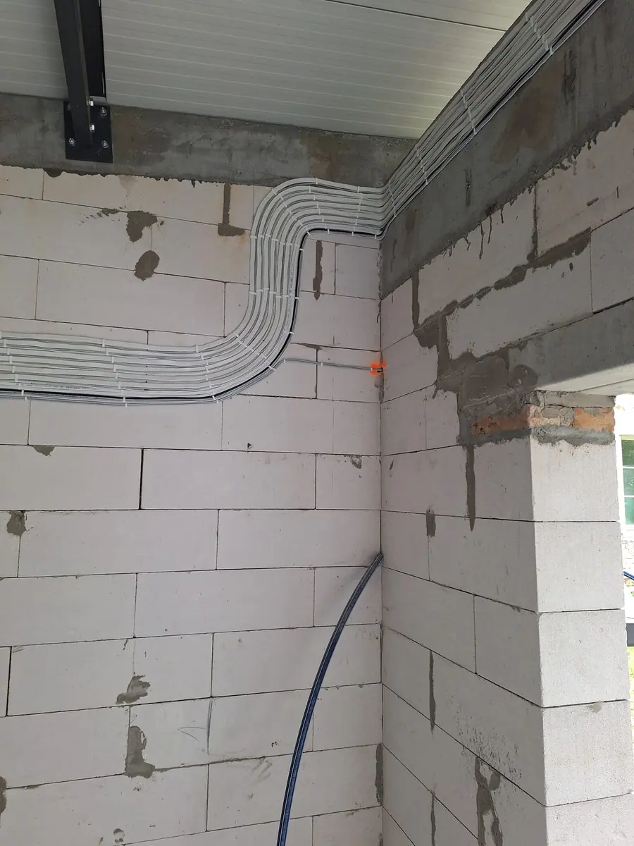 Prowadzenie przewodów instalacji elektrycznej pod stropem