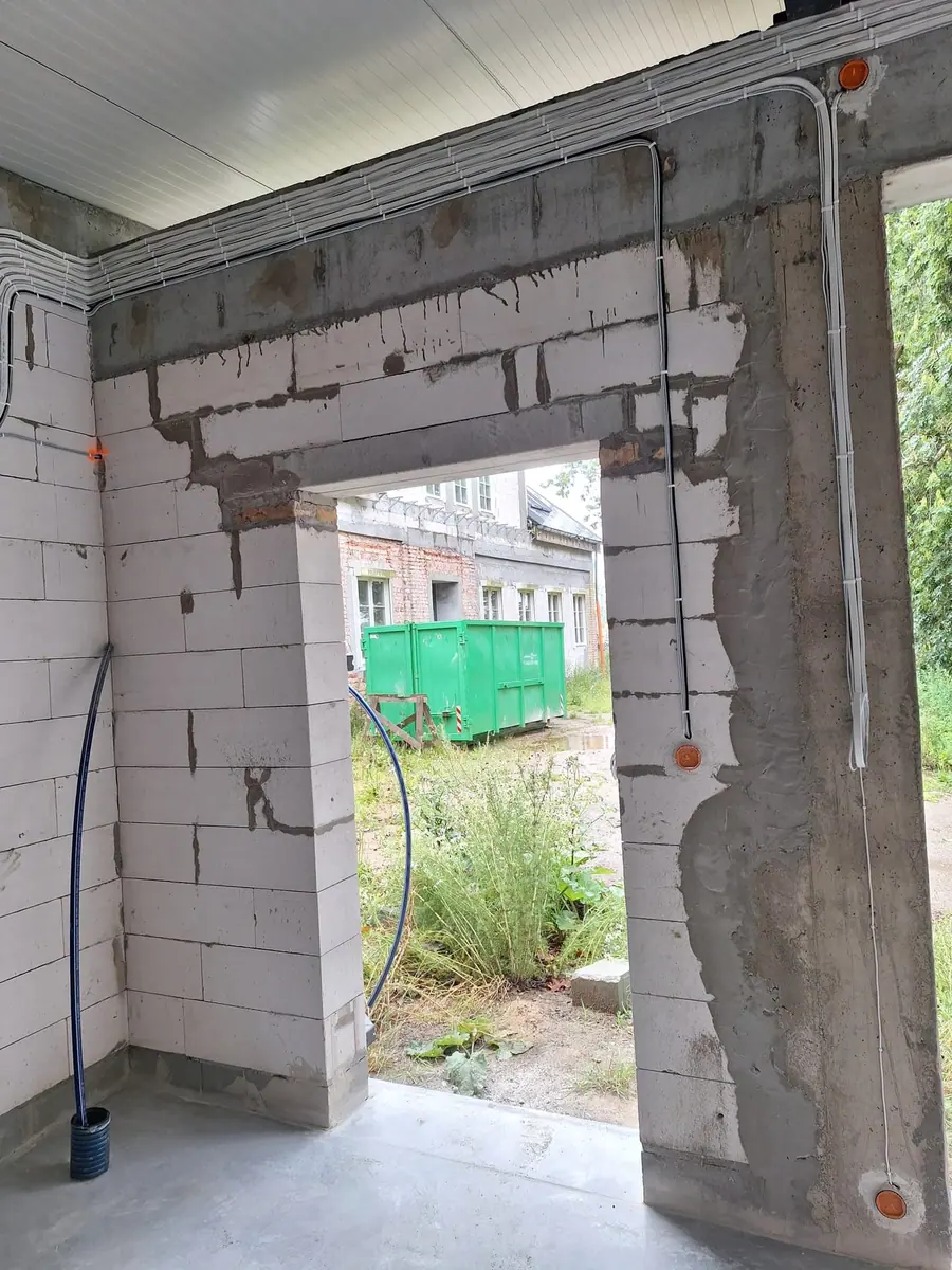 Trasy przewodów elektrycznych przy otworze okiennym