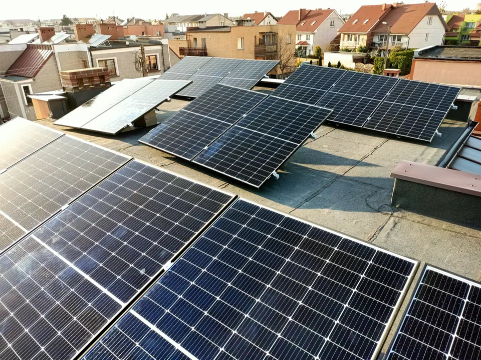 Instalacja paneli fotowoltaicznych na płaskim dachu