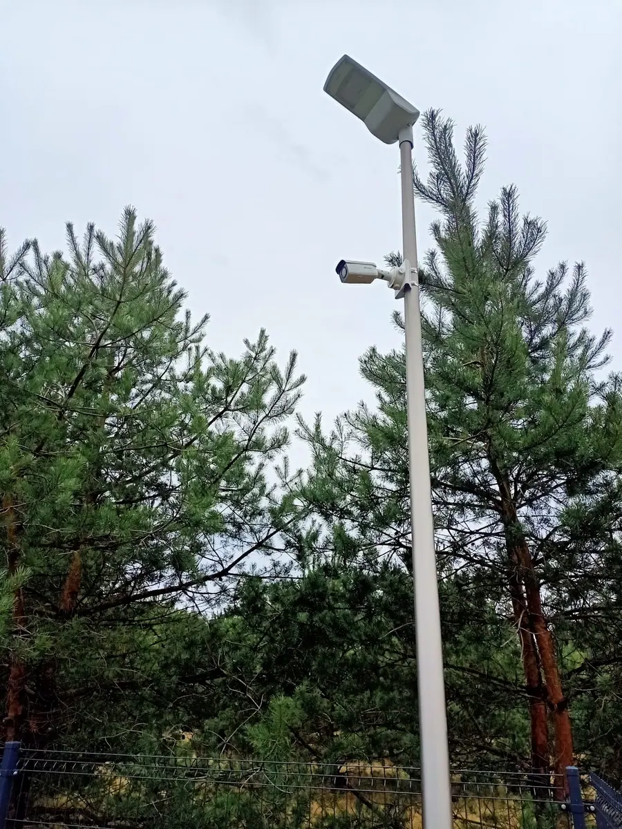 Kamera monitoringu na słupie oświetleniowym