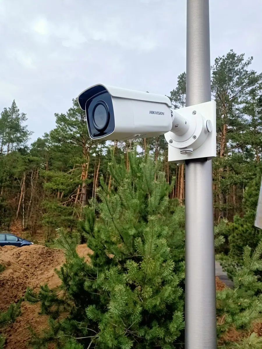 Zewnętrzna kamera Hikvision — detal montażu