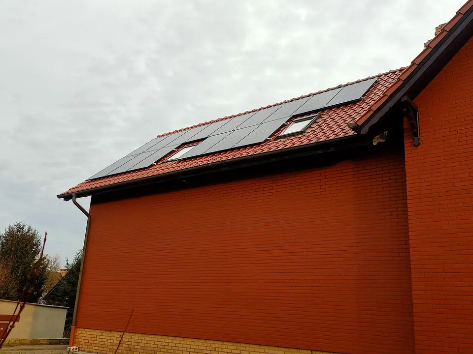 Instalacja fotowoltaiczna na dachu pokrytym dachówką