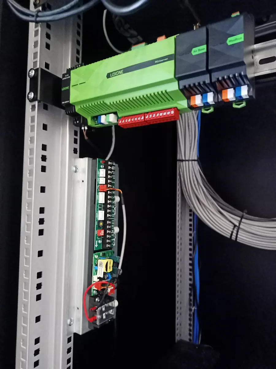 Miniserver i moduły rozszerzeń Loxone w szafie instalacyjnej