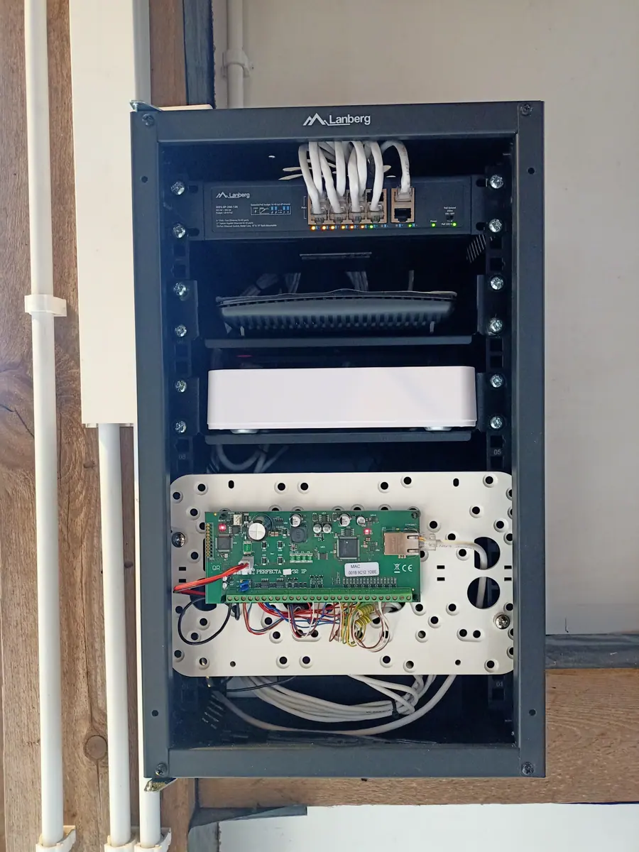 Szafa z instalacją sieciową i centralą alarmową